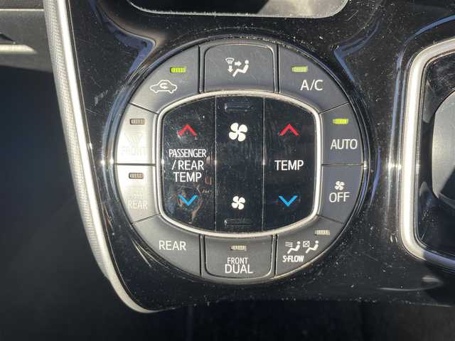 トヨタ エスクァイア ハイブリッド Gi 千葉県 2015(平27)年 8.5万km スパークリングブラックパールクリスタルシャイン ・社外メモリナビ/・Bluetooth/・フルセグ CD DVD/・アルパインフリップダウンモニター/・置き型充電/・クルーズコントロール/・両側パワースライド/・ドアバイザー/・オートライト/・フォグランプ/・電極ミラー/・ビルドインETC/・スマートキー/・スペアキー有/・社外17インチAW