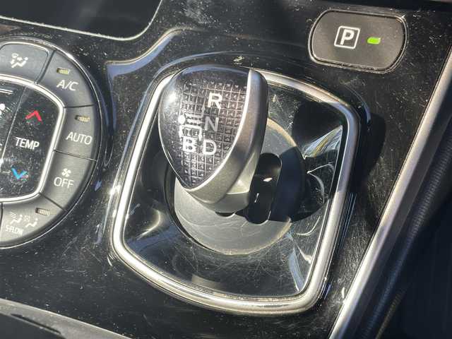 トヨタ エスクァイア ハイブリッド Gi 千葉県 2015(平27)年 8.5万km スパークリングブラックパールクリスタルシャイン ・社外メモリナビ/・Bluetooth/・フルセグ CD DVD/・アルパインフリップダウンモニター/・置き型充電/・クルーズコントロール/・両側パワースライド/・ドアバイザー/・オートライト/・フォグランプ/・電極ミラー/・ビルドインETC/・スマートキー/・スペアキー有/・社外17インチAW