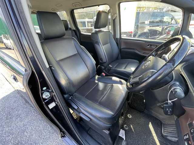 トヨタ エスクァイア ハイブリッド Gi 千葉県 2015(平27)年 8.5万km スパークリングブラックパールクリスタルシャイン ・社外メモリナビ/・Bluetooth/・フルセグ CD DVD/・アルパインフリップダウンモニター/・置き型充電/・クルーズコントロール/・両側パワースライド/・ドアバイザー/・オートライト/・フォグランプ/・電極ミラー/・ビルドインETC/・スマートキー/・スペアキー有/・社外17インチAW