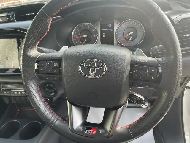 トヨタ ハイラックス Z GRスポーツ 福岡県 2023(令5)年 3.1万km スーパーホワイトⅡ 純正8インチディスプレイオーディオ(AM/FM/BT/Miracast)/全方位カメラ/コーナーセンサー/レーダークルコン/パドルシフト/ETC/前後ドラレコ/DAC/ベッドライナー/サイドステップ/トノカバー/バグガード/GRマッドフラップ/USBポート/純正18インチアルミホイール/スマートキー/プッシュスタート