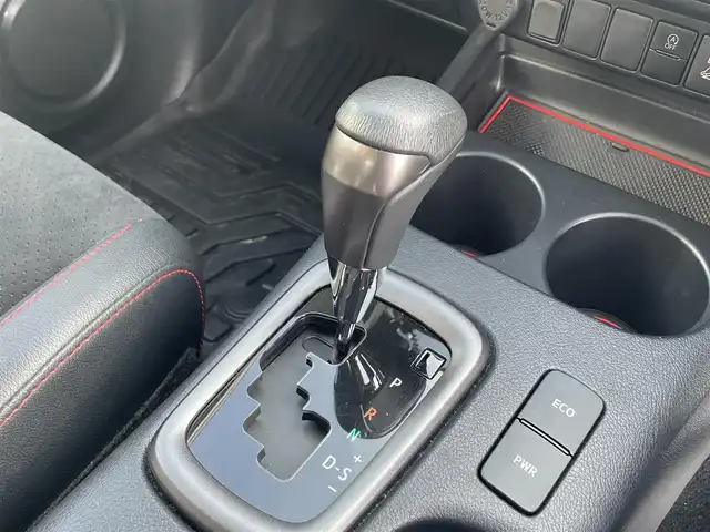 トヨタ ハイラックス Z GRスポーツ 福岡県 2023(令5)年 3.1万km スーパーホワイトⅡ 純正8インチディスプレイオーディオ(AM/FM/BT/Miracast)/全方位カメラ/コーナーセンサー/レーダークルコン/パドルシフト/ETC/前後ドラレコ/DAC/ベッドライナー/サイドステップ/トノカバー/バグガード/GRマッドフラップ/USBポート/純正18インチアルミホイール/スマートキー/プッシュスタート