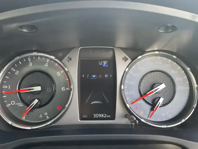 トヨタ ハイラックス Z GRスポーツ 福岡県 2023(令5)年 3.1万km スーパーホワイトⅡ 純正8インチディスプレイオーディオ(AM/FM/BT/Miracast)/全方位カメラ/コーナーセンサー/レーダークルコン/パドルシフト/ETC/前後ドラレコ/DAC/ベッドライナー/サイドステップ/トノカバー/バグガード/GRマッドフラップ/USBポート/純正18インチアルミホイール/スマートキー/プッシュスタート