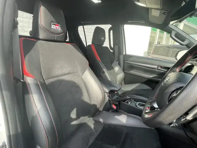 トヨタ ハイラックス Z GRスポーツ 福岡県 2023(令5)年 3.1万km スーパーホワイトⅡ 純正8インチディスプレイオーディオ(AM/FM/BT/Miracast)/全方位カメラ/コーナーセンサー/レーダークルコン/パドルシフト/ETC/前後ドラレコ/DAC/ベッドライナー/サイドステップ/トノカバー/バグガード/GRマッドフラップ/USBポート/純正18インチアルミホイール/スマートキー/プッシュスタート