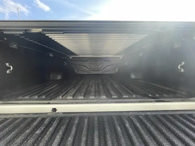 トヨタ ハイラックス Z GRスポーツ 福岡県 2023(令5)年 3.1万km スーパーホワイトⅡ 純正8インチディスプレイオーディオ(AM/FM/BT/Miracast)/全方位カメラ/コーナーセンサー/レーダークルコン/パドルシフト/ETC/前後ドラレコ/DAC/ベッドライナー/サイドステップ/トノカバー/バグガード/GRマッドフラップ/USBポート/純正18インチアルミホイール/スマートキー/プッシュスタート