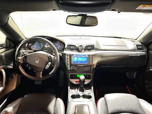 マセラティ グラントゥーリズモ S 茨城県 2011(平23)年 3.4万km 黒 左ハンドル/純正HDDナビ/【CD・DVD・ラジオ再生】/クルーズコントロール/本革レザーシート/シートヒーター/オートライト/HIDヘッドライト/純正20inアルミホイール/フロアマット/リモコンキー/スペアキー/保証書