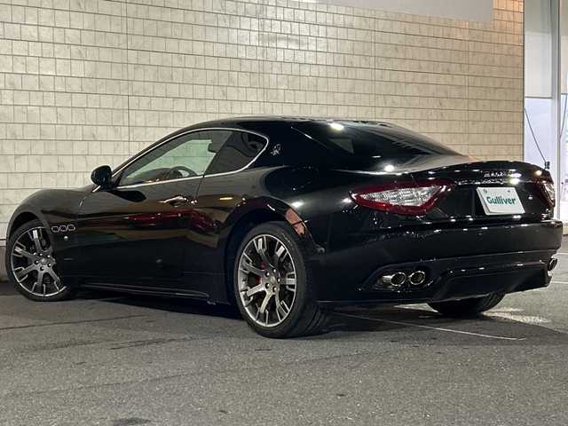 マセラティ グラントゥーリズモ S 茨城県 2011(平23)年 3.4万km 黒 左ハンドル/純正HDDナビ/【CD・DVD・ラジオ再生】/クルーズコントロール/本革レザーシート/シートヒーター/オートライト/HIDヘッドライト/純正20inアルミホイール/フロアマット/リモコンキー/スペアキー/保証書