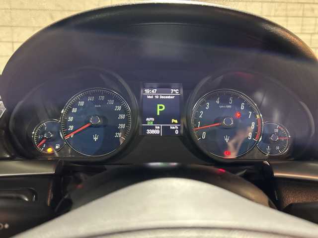 マセラティ グラントゥーリズモ S 茨城県 2011(平23)年 3.4万km 黒 左ハンドル/純正HDDナビ/【CD・DVD・ラジオ再生】/クルーズコントロール/本革レザーシート/シートヒーター/オートライト/HIDヘッドライト/純正20inアルミホイール/フロアマット/リモコンキー/スペアキー/保証書