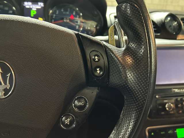 マセラティ グラントゥーリズモ S 茨城県 2011(平23)年 3.4万km 黒 左ハンドル/純正HDDナビ/【CD・DVD・ラジオ再生】/クルーズコントロール/本革レザーシート/シートヒーター/オートライト/HIDヘッドライト/純正20inアルミホイール/フロアマット/リモコンキー/スペアキー/保証書