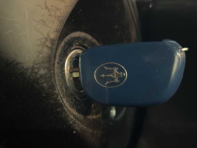 マセラティ グラントゥーリズモ S 茨城県 2011(平23)年 3.4万km 黒 左ハンドル/純正HDDナビ/【CD・DVD・ラジオ再生】/クルーズコントロール/本革レザーシート/シートヒーター/オートライト/HIDヘッドライト/純正20inアルミホイール/フロアマット/リモコンキー/スペアキー/保証書