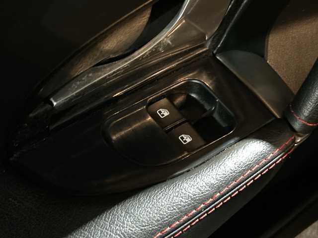 マセラティ グラントゥーリズモ S 茨城県 2011(平23)年 3.4万km 黒 左ハンドル/純正HDDナビ/【CD・DVD・ラジオ再生】/クルーズコントロール/本革レザーシート/シートヒーター/オートライト/HIDヘッドライト/純正20inアルミホイール/フロアマット/リモコンキー/スペアキー/保証書