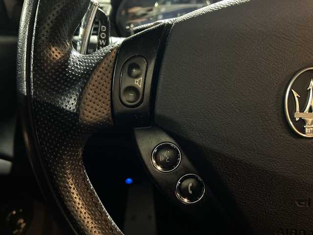 マセラティ グラントゥーリズモ S 茨城県 2011(平23)年 3.4万km 黒 左ハンドル/純正HDDナビ/【CD・DVD・ラジオ再生】/クルーズコントロール/本革レザーシート/シートヒーター/オートライト/HIDヘッドライト/純正20inアルミホイール/フロアマット/リモコンキー/スペアキー/保証書