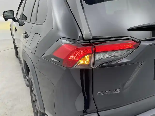トヨタ ＲＡＶ４ アドベンチャー オフロードPKG 福井県 2021(令3)年 3.2万km アティチュードブラックマイカ 純正９インチディスプレイオーディオ/Bluetooth/フルセグTV/AppleCarPlay/AndroidAuto/バックカメラ /ToyotaSafetySense/・プリクラッシュセーフティ/・レーントレーシングアシスト/・レーダークルーズコントロール/・オートマチックハイビーム/・ロードサインアシスト/ブラインドスポットモニター【オプション】/オートライト /LED/フォグランプ/電動シート/電動リアゲート/革巻きステアリング/ステアリングスイッチ/ステアリングチルド機構/ルーフレール/社外フロントバンパーガード