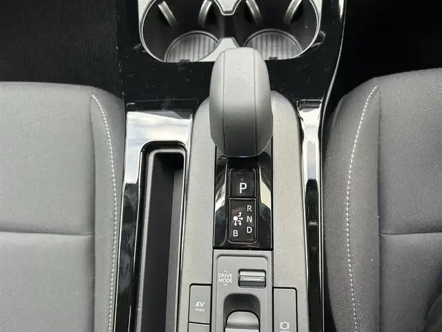 トヨタ プリウス G 愛知県 2025(令7)年 0.2万km アティチュードブラックマイカ ワンオーナー/純正メーカーナビ/バックカメラ/Miracast/レーダークルーズコントロール/レーンディパーチャーアラート/ブラインドスポットモニター/プリクラッシュセーフティー/プロアクティブドライビングアシスト/リアクロストラフィックアラート/後方車両接近告知/クリアランスソナー/リアカメラディテクション/パーキングサポートブレーキ/安心降車アシスト/ステリモ/ハンズフリー