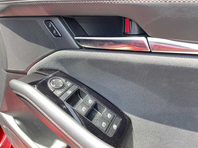 マツダ マツダ３ファストバック 15S レトロスポーツED 福岡県 2024(令6)年 0.7万km ソウルレッドクリスタルM ワンオーナー/アラウンドビューモニター/ビルトインＥＴＣ　/純正ナビ（ラジオ・Ｂｌｕｅｔｏｏｔｈ）　/クルーズコントロール　/前方ドライブレコーダー　/ＨＤＭＩポート　/ＵＳＢポート/アイドリングストップ/コーナーセンサー/盗難防止装置/横滑り防止装置/スマートキー/オートライト/スペアキー1本/保証書/取扱説明書/プッシュスタート/パワーウィンドウ/パワーステアリング
