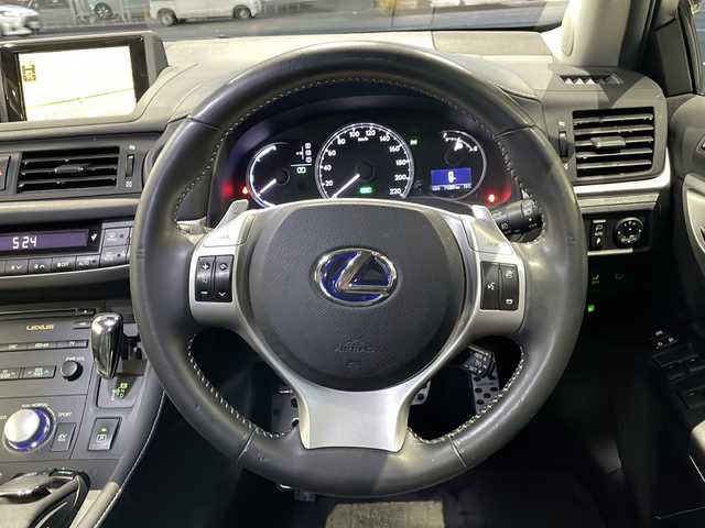 レクサス ＣＴ 200h バージョンL 高知県 2011(平23)年 7.1万km ホワイトパールクリスタルシャイン 純正ナビ/・バックカメラ/・ＣＤ/・ＡＵＸ/・ＵＳＢ/・フルセグTV/サンルーフ/ドラレコ/ＥＴＣ/ＬＥＤヘッドライト/オートライト/パワーシート/メモリー機能付きシート/パドルシフト/純正１７インチＡＷ/コーナーセンサー/純正フロアマット
