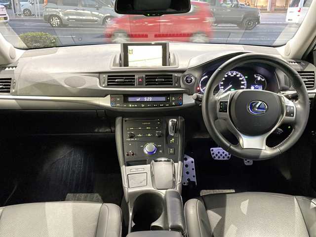 レクサス ＣＴ 200h バージョンL 高知県 2011(平23)年 7.1万km ホワイトパールクリスタルシャイン 純正ナビ/・バックカメラ/・ＣＤ/・ＡＵＸ/・ＵＳＢ/・フルセグTV/サンルーフ/ドラレコ/ＥＴＣ/ＬＥＤヘッドライト/オートライト/パワーシート/メモリー機能付きシート/パドルシフト/純正１７インチＡＷ/コーナーセンサー/純正フロアマット