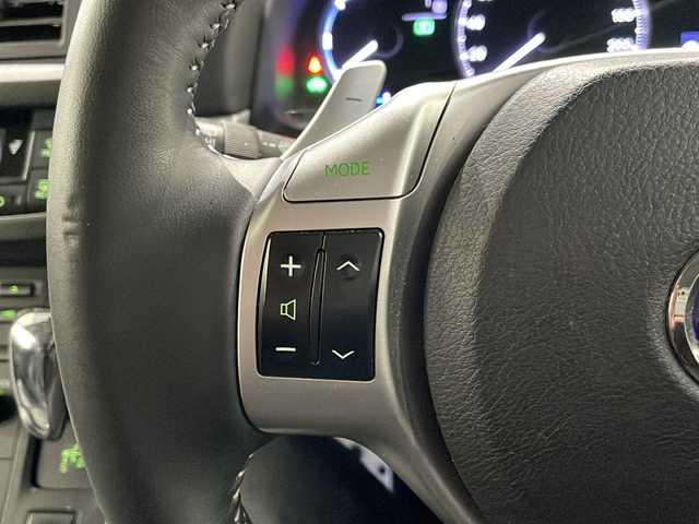 レクサス ＣＴ 200h バージョンL 高知県 2011(平23)年 7.1万km ホワイトパールクリスタルシャイン 純正ナビ/・バックカメラ/・ＣＤ/・ＡＵＸ/・ＵＳＢ/・フルセグTV/サンルーフ/ドラレコ/ＥＴＣ/ＬＥＤヘッドライト/オートライト/パワーシート/メモリー機能付きシート/パドルシフト/純正１７インチＡＷ/コーナーセンサー/純正フロアマット