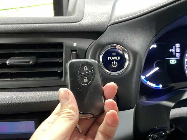 レクサス ＣＴ 200h バージョンL 高知県 2011(平23)年 7.1万km ホワイトパールクリスタルシャイン 純正ナビ/・バックカメラ/・ＣＤ/・ＡＵＸ/・ＵＳＢ/・フルセグTV/サンルーフ/ドラレコ/ＥＴＣ/ＬＥＤヘッドライト/オートライト/パワーシート/メモリー機能付きシート/パドルシフト/純正１７インチＡＷ/コーナーセンサー/純正フロアマット