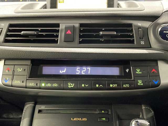 レクサス ＣＴ 200h バージョンL 高知県 2011(平23)年 7.1万km ホワイトパールクリスタルシャイン 純正ナビ/・バックカメラ/・ＣＤ/・ＡＵＸ/・ＵＳＢ/・フルセグTV/サンルーフ/ドラレコ/ＥＴＣ/ＬＥＤヘッドライト/オートライト/パワーシート/メモリー機能付きシート/パドルシフト/純正１７インチＡＷ/コーナーセンサー/純正フロアマット