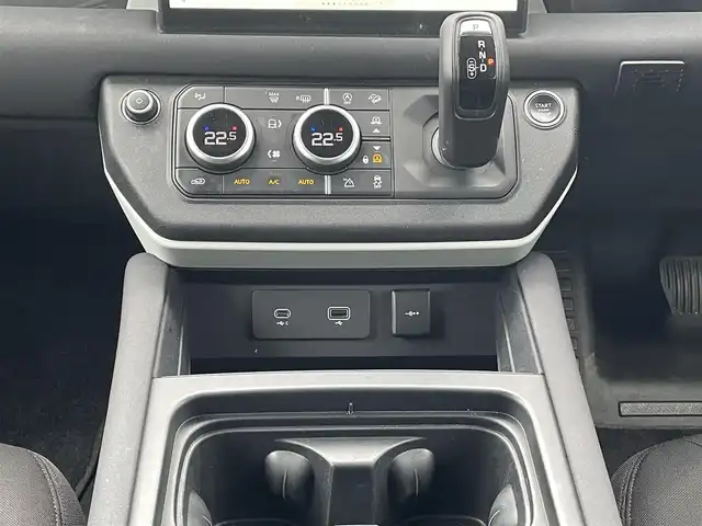 ランドローバー ランドローバー ディフェンダー 110 宮城県 2022(令4)年 6.3万km 白 カラーコード(1AA/1AT)/ワンオーナー/360度カメラ/背面タイヤ/(255/70R18)/アダプティブクルーズコントロール/エアサスペンション車高調整スイッチ/スペアキー×１/3列シート/タッチスクリーンディスプレイ/(ナビ、BT、FM、AM/)/純正アルミサマータイヤ×４/(255/70R18)/純正アルミスタッドレスタイヤ×４/(255/70R18)/フルフラットシート/オートホールド/電動パーキングブレーキ/プッシュスタート/電動格納ミラー/USBポート/オートライト/ダウンヒルアシスト/パワーシートD、N席/ETC２．０/パーキングセンサー/SOSテレマティクス/イモビライザー