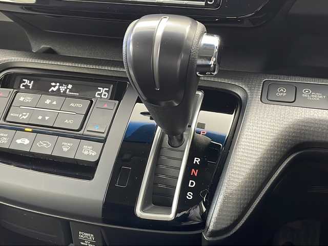 ホンダ ステップワゴン スパーダ 新潟県 2018(平30)年 6.8万km プラチナホワイトパール ターボ/ギャザズ純正ナビ/(VXM-187VFNi)/(CD.DVD.SD.フルセグ.Bluetooth.USB)/フリップダウンモニター/バックカメラ/左側パワースライドドア/ステアリングリモコン/LEDオートライト/フロントドライブレコーダー/オートリトラミラー/ビルトインETC/わくわくゲート/プッシュスタート/スマートキー×2/純正フロアマット/サマータイヤ純正AWセット車載