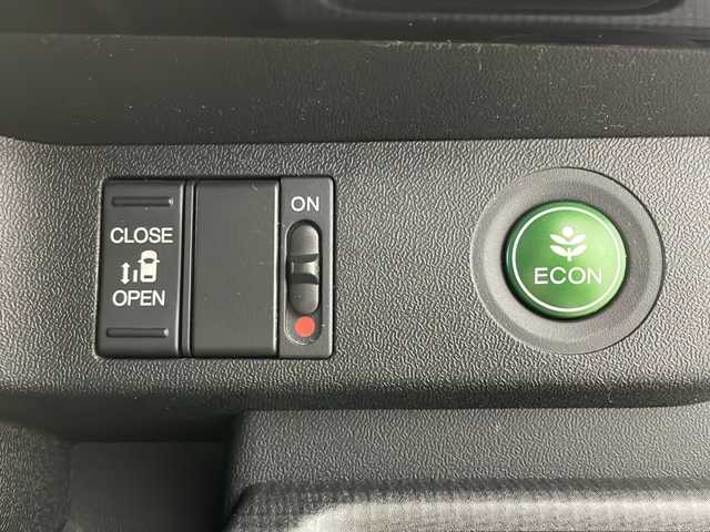ホンダ ステップワゴン スパーダ 新潟県 2018(平30)年 6.8万km プラチナホワイトパール ターボ/ギャザズ純正ナビ/(VXM-187VFNi)/(CD.DVD.SD.フルセグ.Bluetooth.USB)/フリップダウンモニター/バックカメラ/左側パワースライドドア/ステアリングリモコン/LEDオートライト/フロントドライブレコーダー/オートリトラミラー/ビルトインETC/わくわくゲート/プッシュスタート/スマートキー×2/純正フロアマット/サマータイヤ純正AWセット車載