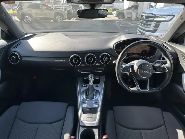アウディ ＴＴクーペ 2．0 TFSI 福岡県 2016(平28)年 8.4万km ミトスブラックメタリック アシスタンスパッケージ/　・クルーズコントロール/　・ホールドアシスト/　・パーキングシステム（フロント・リア）/　・リアビューカメラ/マトリクスヘットライト/シーケンシェルウインカー/バーチャルコックピット/純正メーカーナビ（BT・AM・FM・CD）/電動リアスポイラー/アウディパーキングシステム/ドライブセレクト（エフィシャンシ・コンフォート・オート・ダイナミック・カスタム）/パドルシフト/アイドリングストップ/ウインカーミラー/USB入力端子/純正フロアマット/純正アルミホイール/LEDヘッドライト/オートライト/スマートキー/オートエアコン/プッシュスタートボタン/横滑り防止装置/盗難防止装置/カーテンエアバック