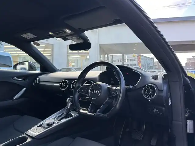 アウディ ＴＴクーペ 2．0 TFSI 福岡県 2016(平28)年 8.4万km ミトスブラックメタリック アシスタンスパッケージ/　・クルーズコントロール/　・ホールドアシスト/　・パーキングシステム（フロント・リア）/　・リアビューカメラ/マトリクスヘットライト/シーケンシェルウインカー/バーチャルコックピット/純正メーカーナビ（BT・AM・FM・CD）/電動リアスポイラー/アウディパーキングシステム/ドライブセレクト（エフィシャンシ・コンフォート・オート・ダイナミック・カスタム）/パドルシフト/アイドリングストップ/ウインカーミラー/USB入力端子/純正フロアマット/純正アルミホイール/LEDヘッドライト/オートライト/スマートキー/オートエアコン/プッシュスタートボタン/横滑り防止装置/盗難防止装置/カーテンエアバック