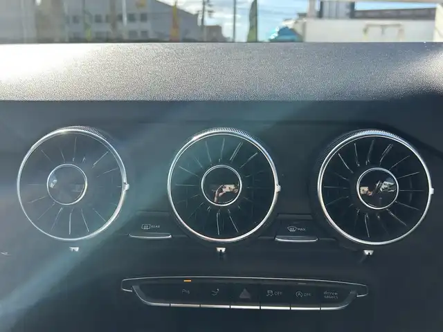 アウディ ＴＴクーペ 2．0 TFSI 福岡県 2016(平28)年 8.4万km ミトスブラックメタリック アシスタンスパッケージ/　・クルーズコントロール/　・ホールドアシスト/　・パーキングシステム（フロント・リア）/　・リアビューカメラ/マトリクスヘットライト/シーケンシェルウインカー/バーチャルコックピット/純正メーカーナビ（BT・AM・FM・CD）/電動リアスポイラー/アウディパーキングシステム/ドライブセレクト（エフィシャンシ・コンフォート・オート・ダイナミック・カスタム）/パドルシフト/アイドリングストップ/ウインカーミラー/USB入力端子/純正フロアマット/純正アルミホイール/LEDヘッドライト/オートライト/スマートキー/オートエアコン/プッシュスタートボタン/横滑り防止装置/盗難防止装置/カーテンエアバック