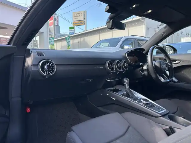 アウディ ＴＴクーペ 2．0 TFSI 福岡県 2016(平28)年 8.4万km ミトスブラックメタリック アシスタンスパッケージ/　・クルーズコントロール/　・ホールドアシスト/　・パーキングシステム（フロント・リア）/　・リアビューカメラ/マトリクスヘットライト/シーケンシェルウインカー/バーチャルコックピット/純正メーカーナビ（BT・AM・FM・CD）/電動リアスポイラー/アウディパーキングシステム/ドライブセレクト（エフィシャンシ・コンフォート・オート・ダイナミック・カスタム）/パドルシフト/アイドリングストップ/ウインカーミラー/USB入力端子/純正フロアマット/純正アルミホイール/LEDヘッドライト/オートライト/スマートキー/オートエアコン/プッシュスタートボタン/横滑り防止装置/盗難防止装置/カーテンエアバック