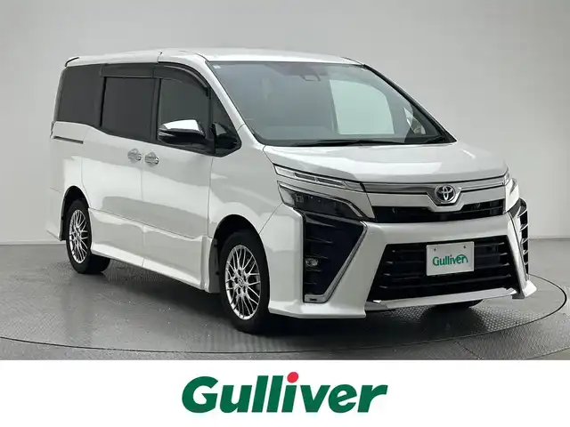 トヨタ ヴォクシー ハイブリッド ZS 煌Ⅲ 兵庫県 2020(令2)年 3.2万km ホワイトパールクリスタルシャイン 純正ＳＤナビ/CD/DVD/SD/Bluetooth/フルセグ/TVキット　/ビルトインＥＴＣ　/両側パワースライドドア　/純正フリップダウンモニター/ビルトインＥＴＣ　/前後ドライブレコーダー　/社外フロアマット　/クルーズコントロール　/ハーフレザーシート　/シートヒーター　/ＬＥＤヘッドライト　/ＬＤＡ/LEDフォグランプ/PCS/純正ドアバイザー/バックカメラ/デジタルインナーミラー/コーナーセンサー