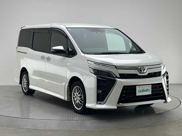トヨタ ヴォクシー ハイブリッド ZS 煌Ⅲ 兵庫県 2020(令2)年 3.2万km ホワイトパールクリスタルシャイン 純正ＳＤナビ/CD/DVD/SD/Bluetooth/フルセグ/TVキット　/ビルトインＥＴＣ　/両側パワースライドドア　/純正フリップダウンモニター/ビルトインＥＴＣ　/前後ドライブレコーダー　/社外フロアマット　/クルーズコントロール　/ハーフレザーシート　/シートヒーター　/ＬＥＤヘッドライト　/ＬＤＡ/LEDフォグランプ/PCS/純正ドアバイザー/バックカメラ/デジタルインナーミラー/コーナーセンサー