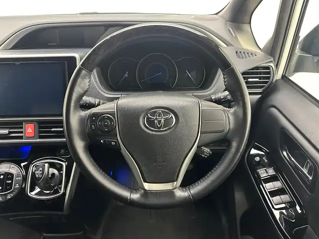 トヨタ ヴォクシー ハイブリッド ZS 煌Ⅲ 兵庫県 2020(令2)年 3.2万km ホワイトパールクリスタルシャイン 純正ＳＤナビ/CD/DVD/SD/Bluetooth/フルセグ/TVキット　/ビルトインＥＴＣ　/両側パワースライドドア　/純正フリップダウンモニター/ビルトインＥＴＣ　/前後ドライブレコーダー　/社外フロアマット　/クルーズコントロール　/ハーフレザーシート　/シートヒーター　/ＬＥＤヘッドライト　/ＬＤＡ/LEDフォグランプ/PCS/純正ドアバイザー/バックカメラ/デジタルインナーミラー/コーナーセンサー