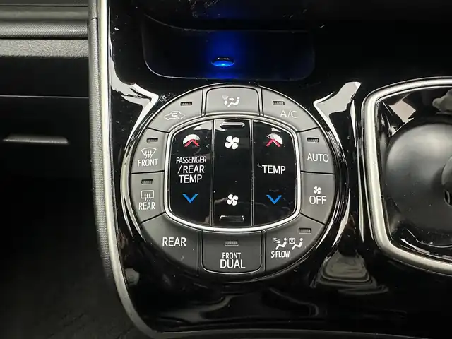 トヨタ ヴォクシー ハイブリッド ZS 煌Ⅲ 兵庫県 2020(令2)年 3.2万km ホワイトパールクリスタルシャイン 純正ＳＤナビ/CD/DVD/SD/Bluetooth/フルセグ/TVキット　/ビルトインＥＴＣ　/両側パワースライドドア　/純正フリップダウンモニター/ビルトインＥＴＣ　/前後ドライブレコーダー　/社外フロアマット　/クルーズコントロール　/ハーフレザーシート　/シートヒーター　/ＬＥＤヘッドライト　/ＬＤＡ/LEDフォグランプ/PCS/純正ドアバイザー/バックカメラ/デジタルインナーミラー/コーナーセンサー