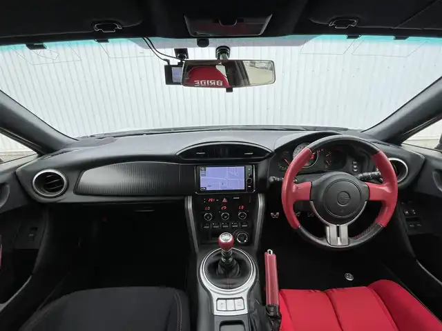 トヨタ ８６ GT 滋賀県 2013(平25)年 4.9万km サテンホワイトパール TRDエアロ/TRDマフラー/TRDタワーバー/TOM`Sテールライト/BRIDEセミバケットシート/純正ナビ/(Bluetooth/フルセグ/CD/DVD)/前後ドライブレコーダー/LEDオートライト/純正フロアマット/ドアバイザー/スペアキー