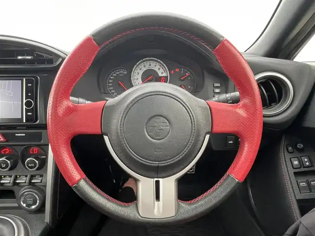 トヨタ ８６ GT 滋賀県 2013(平25)年 4.9万km サテンホワイトパール TRDエアロ/TRDマフラー/TRDタワーバー/TOM`Sテールライト/BRIDEセミバケットシート/純正ナビ/(Bluetooth/フルセグ/CD/DVD)/前後ドライブレコーダー/LEDオートライト/純正フロアマット/ドアバイザー/スペアキー