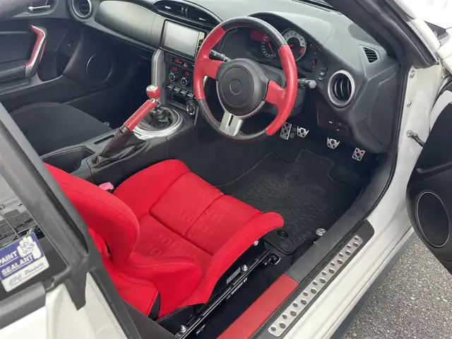 トヨタ ８６ GT 滋賀県 2013(平25)年 4.9万km サテンホワイトパール TRDエアロ/TRDマフラー/TRDタワーバー/TOM`Sテールライト/BRIDEセミバケットシート/純正ナビ/(Bluetooth/フルセグ/CD/DVD)/前後ドライブレコーダー/LEDオートライト/純正フロアマット/ドアバイザー/スペアキー