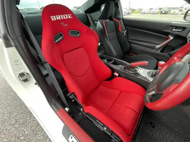 トヨタ ８６ GT 滋賀県 2013(平25)年 4.9万km サテンホワイトパール TRDエアロ/TRDマフラー/TRDタワーバー/TOM`Sテールライト/BRIDEセミバケットシート/純正ナビ/(Bluetooth/フルセグ/CD/DVD)/前後ドライブレコーダー/LEDオートライト/純正フロアマット/ドアバイザー/スペアキー