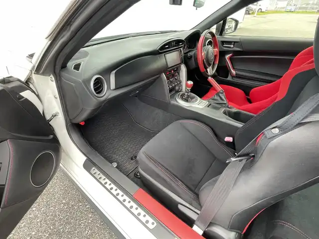 トヨタ ８６ GT 滋賀県 2013(平25)年 4.9万km サテンホワイトパール TRDエアロ/TRDマフラー/TRDタワーバー/TOM`Sテールライト/BRIDEセミバケットシート/純正ナビ/(Bluetooth/フルセグ/CD/DVD)/前後ドライブレコーダー/LEDオートライト/純正フロアマット/ドアバイザー/スペアキー