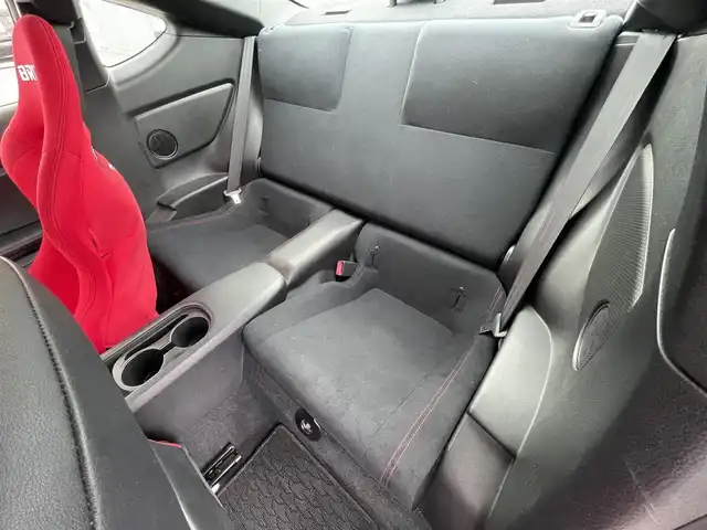 トヨタ ８６ GT 滋賀県 2013(平25)年 4.9万km サテンホワイトパール TRDエアロ/TRDマフラー/TRDタワーバー/TOM`Sテールライト/BRIDEセミバケットシート/純正ナビ/(Bluetooth/フルセグ/CD/DVD)/前後ドライブレコーダー/LEDオートライト/純正フロアマット/ドアバイザー/スペアキー