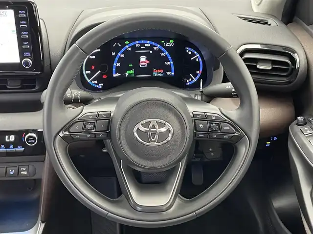 トヨタ ヤリスクロス ハイブリッド Z 愛知県 2022(令4)年 2.2万km ブラックマイカ/ベージュ 2トーン 純正8型ディスプレイナビ　ミラキャスト　Bluetooth　ハーフレザー　シートヒーター　バックカメラ　前後ドラレコ　セーフティセンス　衝突軽減　追従クルコン　車線逸脱　ＬＥＤオートライト　フォグ　コーナーセンサー　パワーシート　ツートンカラー　ワンオナ　保証書　取説　禁煙車