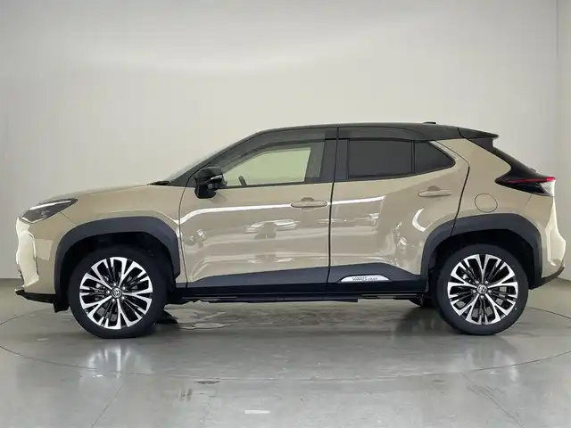 トヨタ ヤリスクロス ハイブリッド Z 愛知県 2022(令4)年 2.2万km ブラックマイカ/ベージュ 2トーン 純正8型ディスプレイナビ　ミラキャスト　Bluetooth　ハーフレザー　シートヒーター　バックカメラ　前後ドラレコ　セーフティセンス　衝突軽減　追従クルコン　車線逸脱　ＬＥＤオートライト　フォグ　コーナーセンサー　パワーシート　ツートンカラー　ワンオナ　保証書　取説　禁煙車
