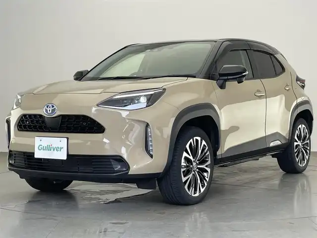 トヨタ ヤリスクロス ハイブリッド Z 愛知県 2022(令4)年 2.2万km ブラックマイカ/ベージュ 2トーン 純正8型ディスプレイナビ　ミラキャスト　Bluetooth　ハーフレザー　シートヒーター　バックカメラ　前後ドラレコ　セーフティセンス　衝突軽減　追従クルコン　車線逸脱　ＬＥＤオートライト　フォグ　コーナーセンサー　パワーシート　ツートンカラー　ワンオナ　保証書　取説　禁煙車