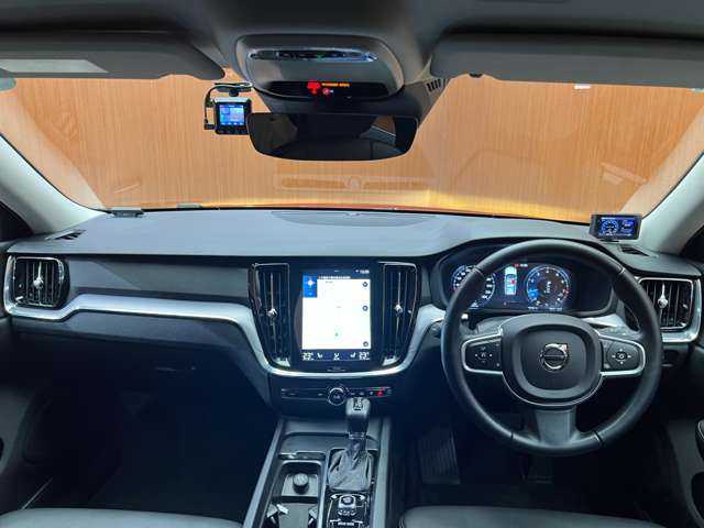 ボルボ Ｖ６０ T5 モメンタム 千葉県 2018(平30)年 5.6万km フュージョンレッドM レザーＰＫＧ　/ＡＣＣ　/黒革　/ナビ　/Ｂｌｕｅｔｏｏｔｈ接続　/Ｂカメラ　/シートヒーター　/電動リアゲート　/アクティブパーキング　/ＬＥＤヘッドライト衝突軽減Ｂ　/ＬＫＡ　/ＢＳＭ　/禁煙車　/ドラレコ　/ＥＴＣ