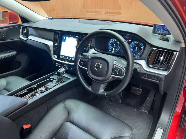 ボルボ Ｖ６０ T5 モメンタム 千葉県 2018(平30)年 5.6万km フュージョンレッドM レザーＰＫＧ　/ＡＣＣ　/黒革　/ナビ　/Ｂｌｕｅｔｏｏｔｈ接続　/Ｂカメラ　/シートヒーター　/電動リアゲート　/アクティブパーキング　/ＬＥＤヘッドライト衝突軽減Ｂ　/ＬＫＡ　/ＢＳＭ　/禁煙車　/ドラレコ　/ＥＴＣ
