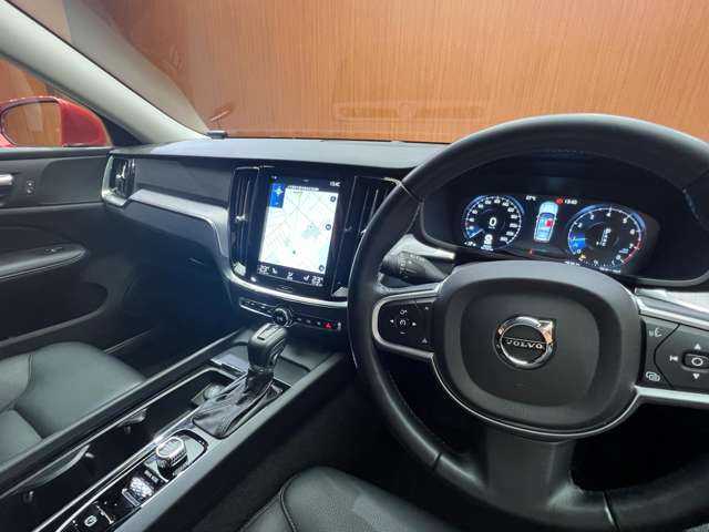 ボルボ Ｖ６０ T5 モメンタム 千葉県 2018(平30)年 5.6万km フュージョンレッドM レザーＰＫＧ　/ＡＣＣ　/黒革　/ナビ　/Ｂｌｕｅｔｏｏｔｈ接続　/Ｂカメラ　/シートヒーター　/電動リアゲート　/アクティブパーキング　/ＬＥＤヘッドライト衝突軽減Ｂ　/ＬＫＡ　/ＢＳＭ　/禁煙車　/ドラレコ　/ＥＴＣ