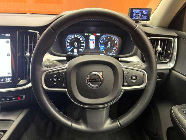 ボルボ Ｖ６０ T5 モメンタム 千葉県 2018(平30)年 5.6万km フュージョンレッドM レザーＰＫＧ　/ＡＣＣ　/黒革　/ナビ　/Ｂｌｕｅｔｏｏｔｈ接続　/Ｂカメラ　/シートヒーター　/電動リアゲート　/アクティブパーキング　/ＬＥＤヘッドライト衝突軽減Ｂ　/ＬＫＡ　/ＢＳＭ　/禁煙車　/ドラレコ　/ＥＴＣ