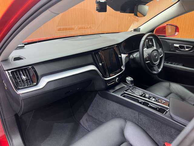 ボルボ Ｖ６０ T5 モメンタム 千葉県 2018(平30)年 5.6万km フュージョンレッドM レザーＰＫＧ　/ＡＣＣ　/黒革　/ナビ　/Ｂｌｕｅｔｏｏｔｈ接続　/Ｂカメラ　/シートヒーター　/電動リアゲート　/アクティブパーキング　/ＬＥＤヘッドライト衝突軽減Ｂ　/ＬＫＡ　/ＢＳＭ　/禁煙車　/ドラレコ　/ＥＴＣ