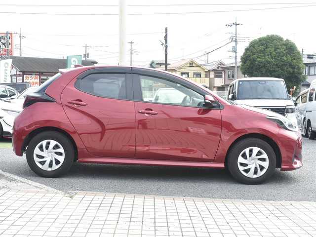 トヨタ ヤリス X 神奈川県 2021(令3)年 0.1万km ダークレッドマイカM ワンオーナー/ディスプレイオーディオ/アラウンドビューカメラ/プッシュスタート/保証書/記録(R.4.5.6)/スペアスマートキー