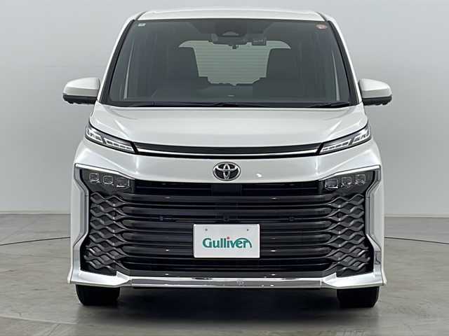 トヨタ ヴォクシー S－Z 道央・札幌 2022(令4)年 2.8万km ホワイトパールクリスタルシャイン ・４WD/・純正ディスプレイオーディオ10.5インチナビ(TV&BT&DVD&USB&HDMI&AppleCarpley&AndroidAuto)/・寒冷地仕様/・全方位カメラ/・横滑り防止/・純正後席１４インチフリップダウンモニター/・トヨタセーフティセンス/・ブラインドスポットモニター/・両側パワースライドドア/・左側オートステップ/・パワーバックドア/・パーキングアシスト/・ヘッドアップディスプレイ/・電動パーキングブレーキ/・ブレーキホールド/・純正ビルトインETC2.0/・社外前後ドライブレコーダー/・ワンオーナー/・ステアリングヒーター/・前席シートヒーター/・ドアミラーヒーター/・ハーフレザーシート/・オートライト/・LEDヘッドライト/・オートマチックハイビーム/・スマートキー/・スペアキー/・１６インチ夏タイヤ純正AW付積込
